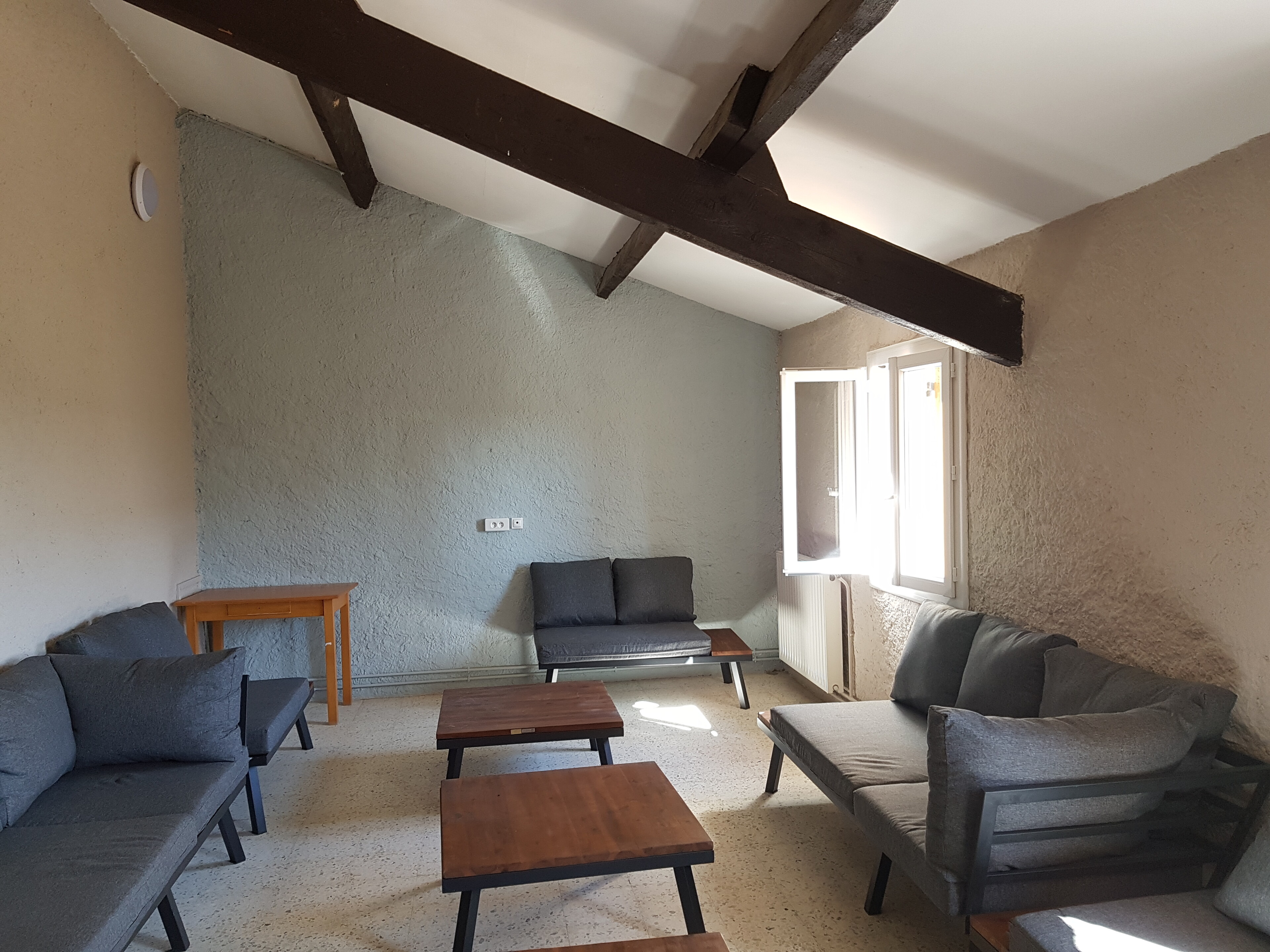 salle-mas-du-chene.jpg Grand salon situé dans lhébergement collectif mas du chêne à 5 minutes à pieds du centre sportif