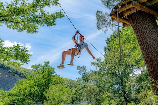 Photo de lactivité scolaire aventure : accrobranche, montrant un jeune sur une tyrolienne